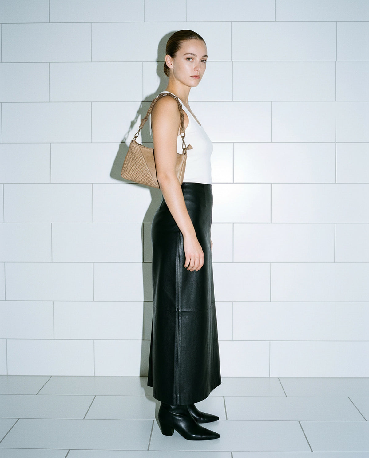 Sac Embla taupe AUNE — petit sac baguette en cuir washed tressé, porté à l'épaule — AUNE