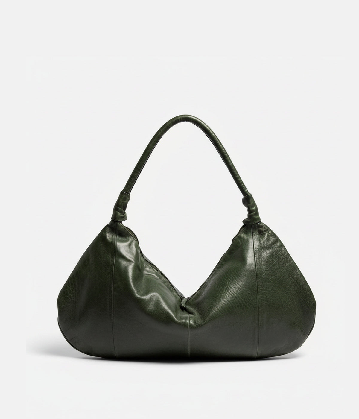 Sac Frida vert AUNE — hobo en cuir de vachette, pli en V une fois porté, anse roulée à manchons froncés, vue de face — AUNE
