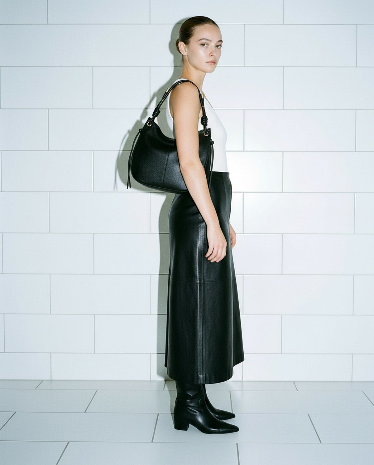 Sac Astrid noir AUNE — sac en cuir de vachette washed porté à l'épaule — AUNE